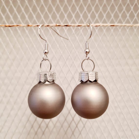 Christmas earrings with silver-grey balls - matte or shiny
