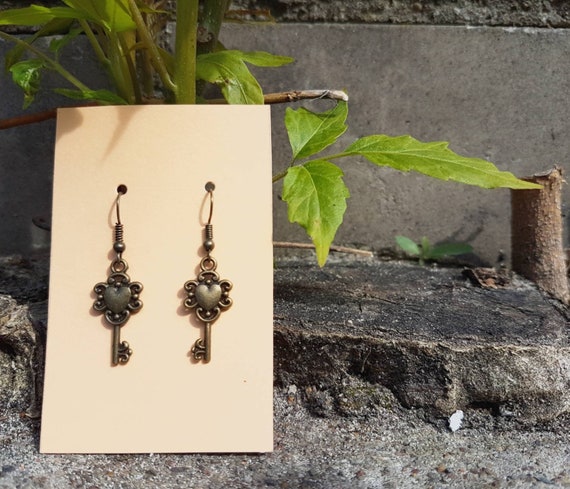 Earrings with small keys in antikbronze with heart