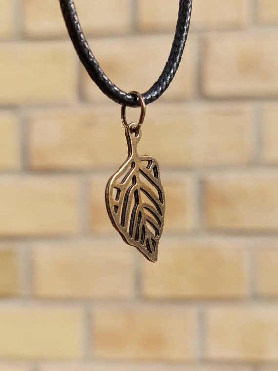Necklace with leaf pendant in bronze