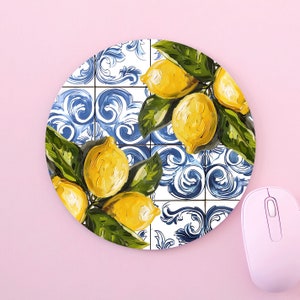 Könnte beinhalten: Runde Mauspad mit einem blauen und weißen Fliesenmuster mit gelben Zitronen und grünen Blättern.