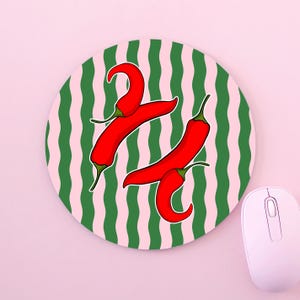 Op de afbeelding: Ronde muismat met een groen en roze golvend gestreept patroon en drie rode chilipepers. Een witte computermuis bevindt zich in de rechter benedenhoek. De mat is ontworpen voor computergebruik.