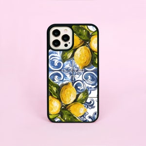 Può includere: Una custodia per telefono nera con un design colorato con limoni e piastrelle blu e bianche.