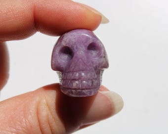 Mini calavera tallada de lepidolita, cristal de piedra preciosa (1")