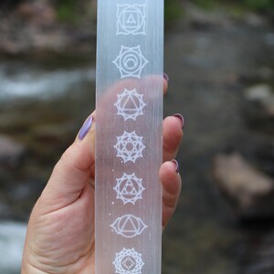 Etched 7 Chakra Satin Spar Selenite Crystal Wand, Engraved Chakra Gypsum immagine 4