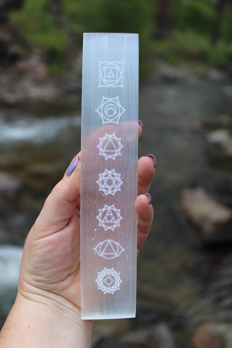 Etched 7 Chakra Satin Spar Selenite Crystal Wand, Engraved Chakra Gypsum immagine 4