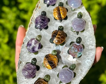 Figura de tortuga tallada en piedra preciosa, jade y ojo de tigre, amatista o jaspe oceánico.