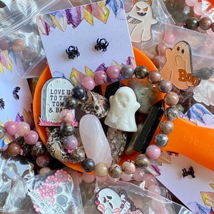 Crystal Confetti Scoop, Witches Brew Spooky Assorted Carvings & Tumbles, Pink and Black Crystal Scoop