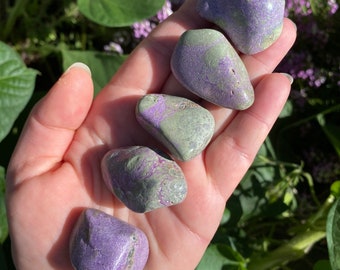 Piedra pulida de atlantisita: rara piedra de bolsillo de serpentina stitchtita (2,5-3,8 cm)