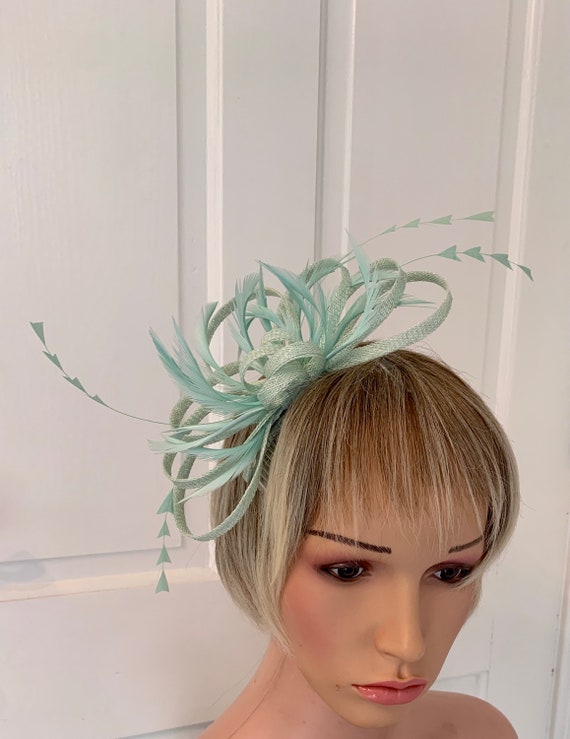 what colour fascinator with mint green dress Great look for Mother of the brides. I put this pale lilac hat with this ladies mint dress as I love this combination of colour. Hat rental