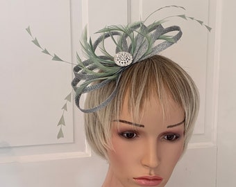 Silver and sage green feather fascinator, silver fascinator with green feathers, simple silver headpiece for weddings, dark sage feathers