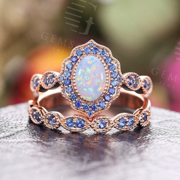 Anillo de compromiso vintage con ópalo ovalado y halo de zafiro en oro rosa. Anillo nupcial de media eternidad.