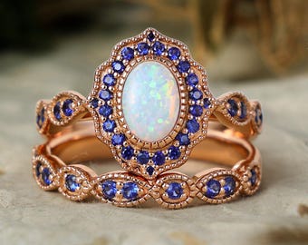 Conjunto de anéis de noivado vintage com opala oval - Anel de noivado único em ouro rosa com halo de safira e meia aliança.