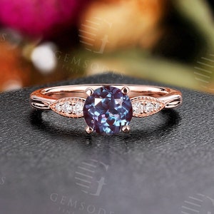 Anello di fidanzamento rotondo in alessandrite da donna, anello con diamanti naturali in oro rosa, anello unico con milgrain in stile art deco, anello con promessa di anniversario
