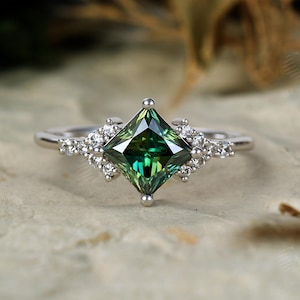 Anillo de compromiso vintage de moissanita verde, anillo de boda Art Déco de oro blanco con corte princesa, anillo de novia único con diseño de racimo, anillo de promesa de aniversario.