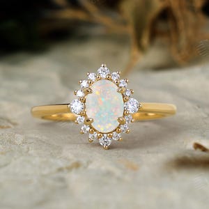Vintage Oval Natürlicher Opal Verlobungsring - 14K Gelbgold Moissanite Halo Ring, Brautringe