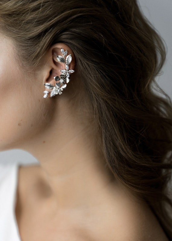 Mother of pearl floral ear cuff Cartilage earring Ear climber Flower earrings Bridal earrings Silver arcuff Ear cuff no piercing Ear wrap