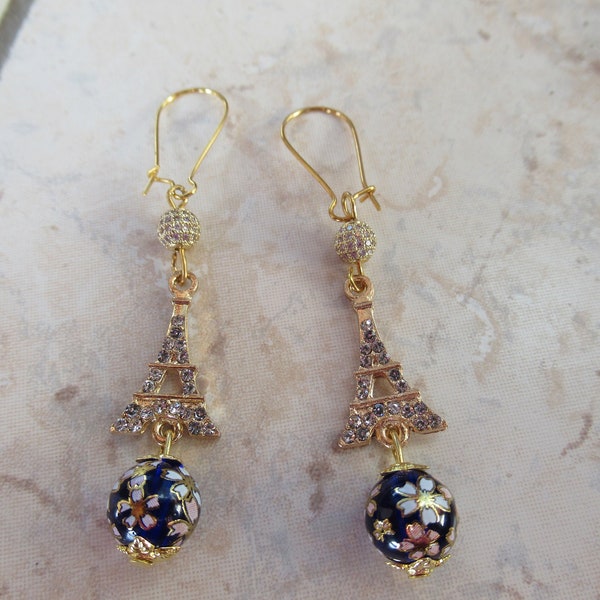 Boucles d'oreilles avec perles dorées strass, Tour Eiffel strassée, perles Tensha bleue nuit ornées de coupelles dorées