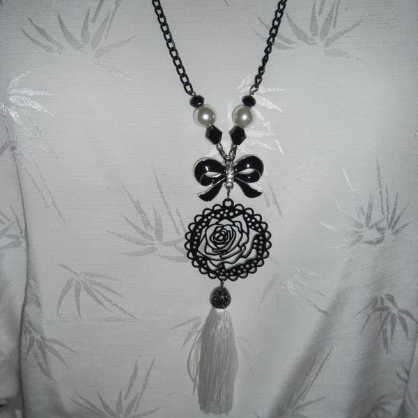 Sautoir chaine gunmétal avec pendentif rosace noire et pompon blanc