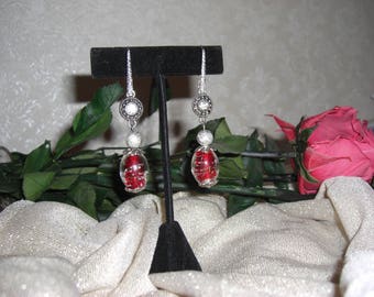 Rode en zilveren lampwork kralenoorbellen, glanzende zilveren ronde kralen, strass-connector