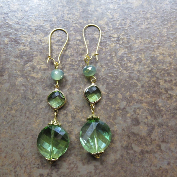 Boucles d'oreilles pendantes, perles potirons vertes irisées, connecteurs dorés vert, perles twist vert péridot