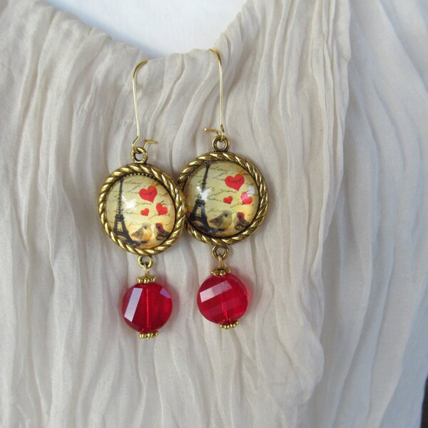 Boucles d'oreilles supports dorés dormeuses, cabochons jaune Tour Eiffel, perles twist en verre rouge