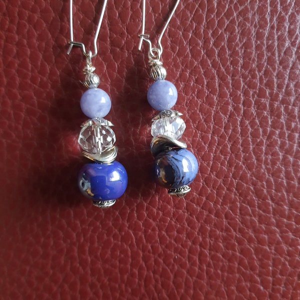 Boucles d'oreilles , support argenté, perles céramique grecques bleues, perles abacus transparentes, perles en verre bleu lavande