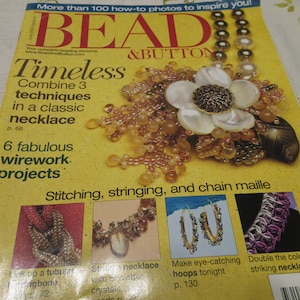 Może przedstawiać: Okładka czasopisma Bead & Button przedstawiająca zbliżenie naszyjnika z koralików z kwiatowym wzorem. Tekst na okładce brzmi "Timeless" i "Combine 3 techniques in a classic necklace". Czasopismo zawiera również artykuły o szyciu, nawlekaniu i łańcuchowej kolczugi.