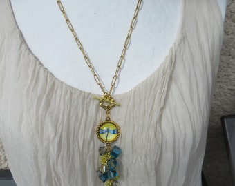 Mooie lange ketting van blauwe en gele libel, cabochon van de libelle, gouden ketting, gele en blauwe kubuskralen