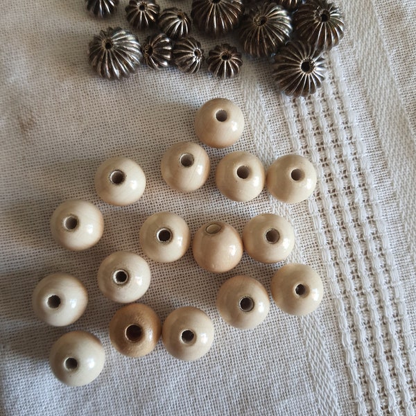 Lot de 16 perles en bois beige , 15 intercalaires striées en bronze (5 gros, 10 petits intercalaires)