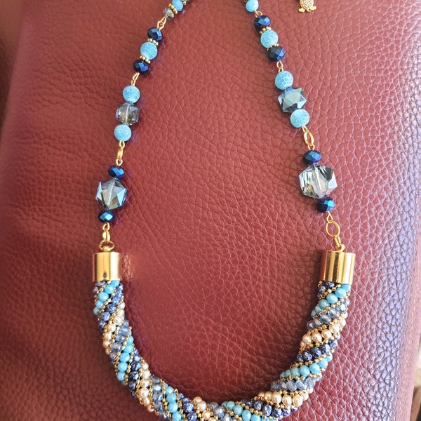 Collier mi long , perles abacus, perles en verre transparente, perles craquelees bleues clair, torsade de perles tcheques et toho or.