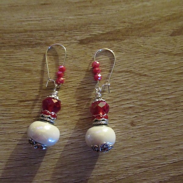 Boucles oreilles de perles porcelaine grecques blanches, perles potirons rouges, rondelles strass rouge