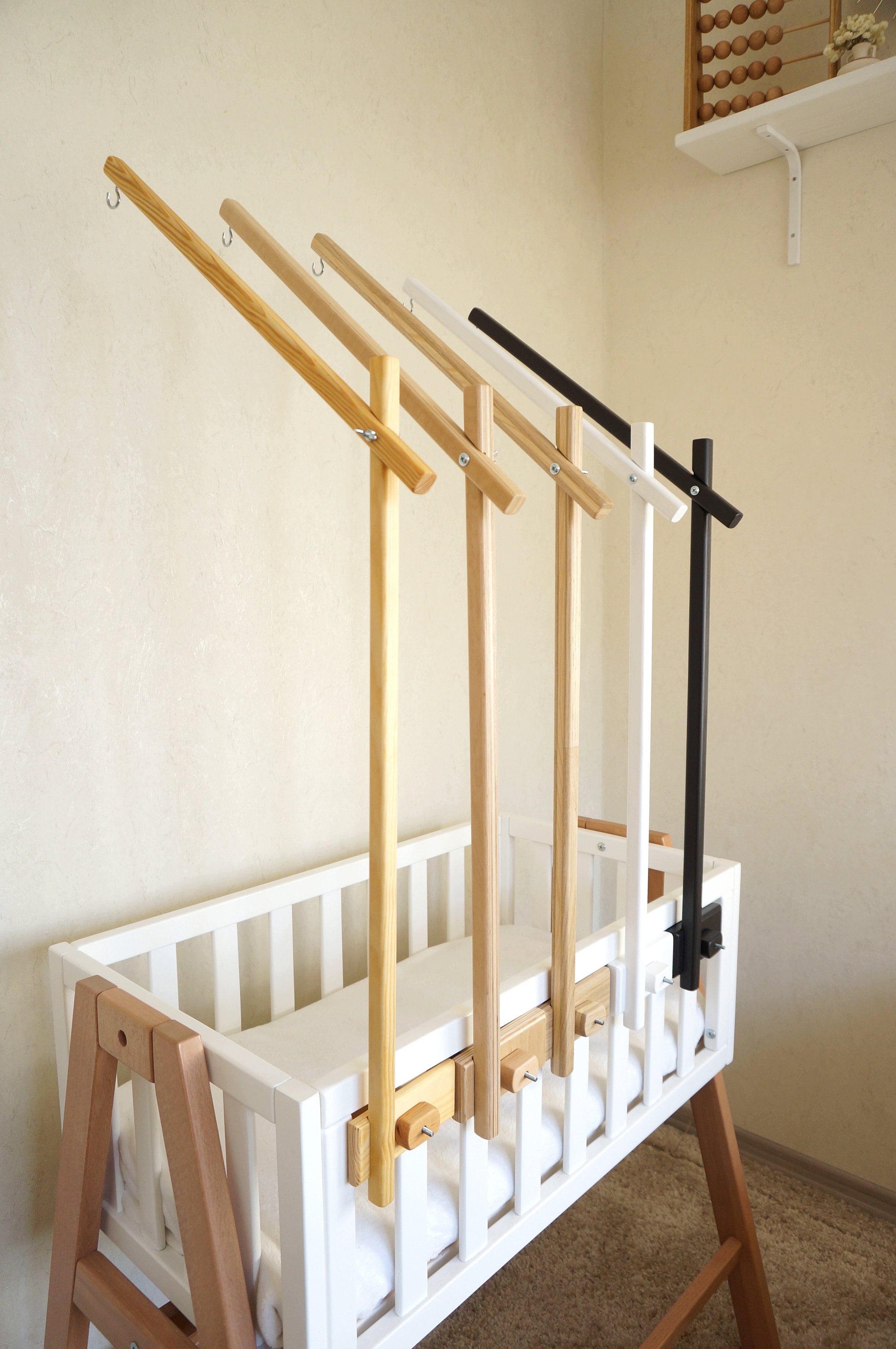 Support mobile lit bébé en bois carré – Amour De Bébé