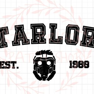 Peut inclure: Conception graphique en noir et blanc avec le texte "STARLORD EST. 1980" dans une police de caractères de style universitaire. Une illustration en noir et blanc d'un casque spatial avec une visière est centrée sous le texte.