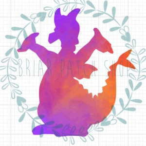 Könnte beinhalten: Aquarell-Illustration eines lila und orangefarbenen Drachen mit einem Kranz aus Blättern darum herum. Der Drache sitzt mit ausgebreiteten Flügeln. Der Text "BRIAR PATCH SHOP" ist im Bild sichtbar.