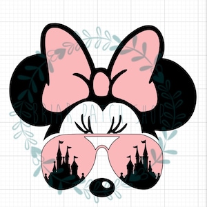 Puede incluir: Cabeza de ratón de dibujos animados negro y rosa con un gran lazo rosa y gafas de sol. Las gafas de sol reflejan una silueta de un castillo en las lentes.