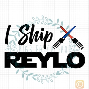 Puede incluir: Diseño gráfico en blanco y negro con el texto "I Ship Reylo" y dos sables de luz cruzados, uno rojo y otro azul, con una corona de flores alrededor del texto.