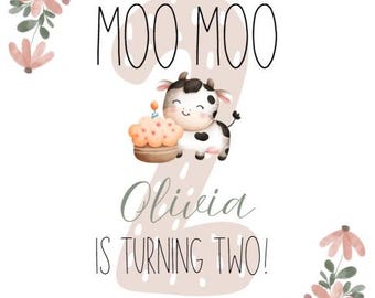 Könnte beinhalten: Geburtstagseinladung mit einer Kuh-Illustration, die einen Cupcake mit einer brennenden Kerze hält. Der Text lautet "MOO MOO" und "Olivia wird zwei!" Florale Akzente in Rosa und Grün vervollständigen das Design.