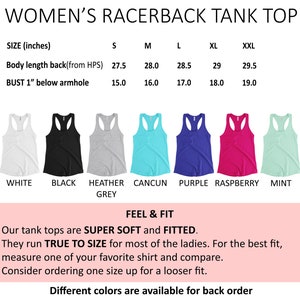 Puede incluir: Camiseta de tirantes con espalda nadadora en varios colores, incluyendo blanco, negro, gris jaspeado, turquesa, morado, rosa y menta. La tabla de tallas muestra las medidas en pulgadas para la longitud del cuerpo y el busto.