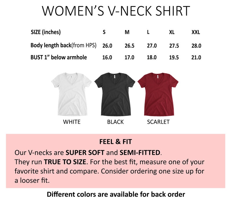 Puede incluir: Tabla de tallas para una camiseta de cuello en V para mujer en pulgadas. La tabla muestra la longitud del cuerpo desde el punto m&aacute;s alto del hombro y la medida del busto a 1 pulgada debajo de la axila. La tabla muestra las tallas S, M, L, XL y XXL. La camiseta est&aacute; disponible en blanco, negro y escarlata.