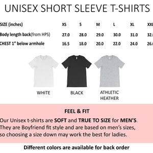 Puede incluir: Tabla de tallas para camisetas de manga corta unisex. La tabla muestra las tallas XS a XXL con medidas en pulgadas para la longitud del cuerpo y el pecho. La tabla tambi&eacute;n muestra tres colores de camisetas: blanco, negro y gris deportivo.