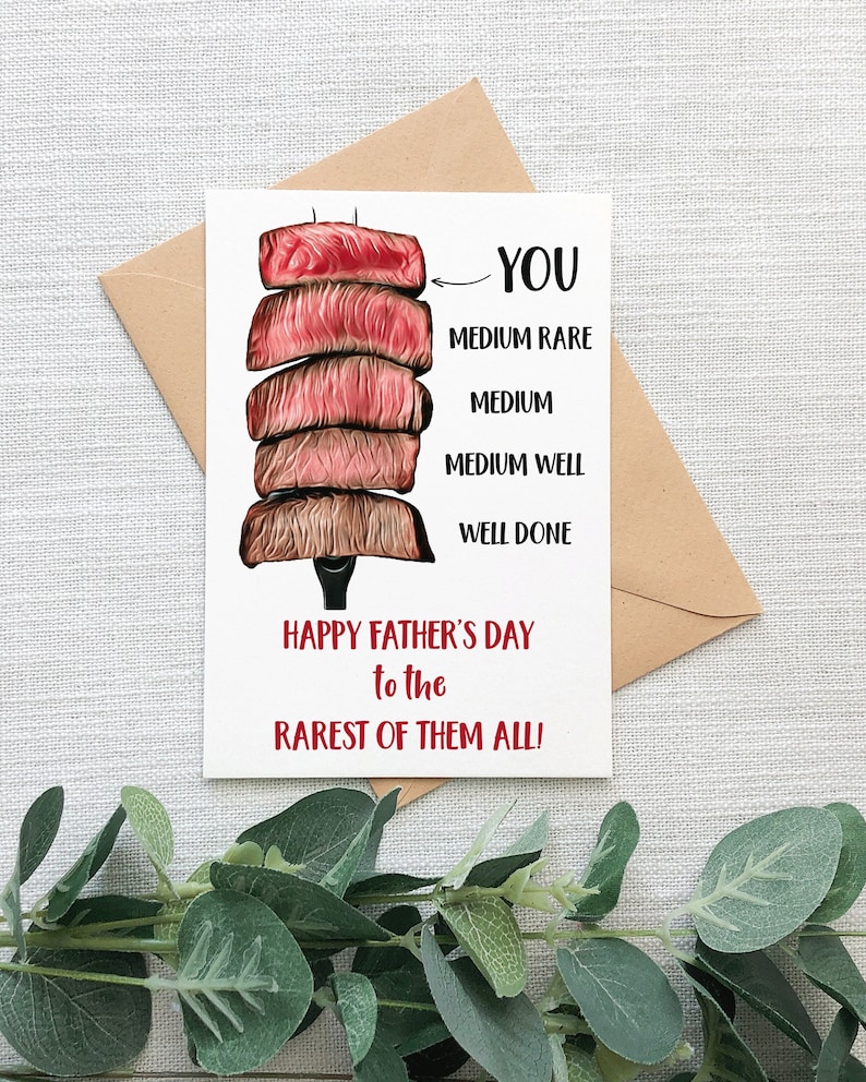 Pu&ograve; includere: Un biglietto di auguri per la Festa del Pap&agrave; con un'illustrazione divertente di una bistecca con diversi livelli di cottura, etichettati "Tu", "Al sangue", "Cottura media", "Cottura media", e "Ben cotta". Il biglietto recita "Buon giorno del pap&agrave; al pi&ugrave; raro di tutti!"