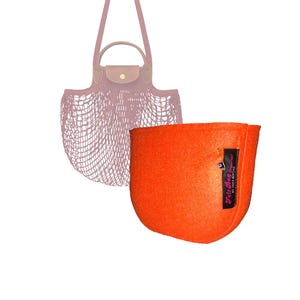 Könnte beinhalten: Eine rosa Netz-Tragetasche mit Ledergriffen und einem leuchtend orangefarbenen Filzbeutel mit dem Text "Felt & Sew" in rosa Schrift.