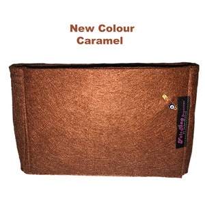 Puede incluir: Un inserto de bolsa de fieltro marr&oacute;n con un peque&ntilde;o amuleto azul de ojo turco y el texto "Felt Bag Organiser" en letras rosas.