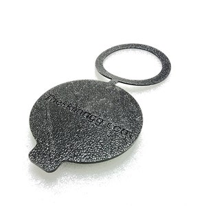 Peut inclure: Un bouchon de bouteille en plastique noir avec une poignée en forme d'anneau. Le bouchon porte l'inscription "thekinng.com".