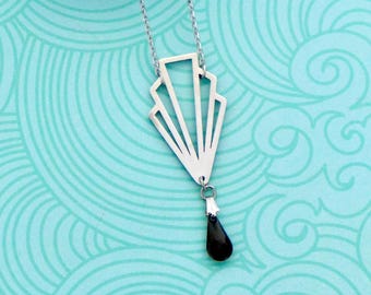 Naszyjnik z grafiką w stylu art déco ze srebrnej stali nierdzewnej i czarnej emalii, geometryczny naszyjnik ze srebra i czerni, nowoczesny wisiorek z wachlarzem, prezent dla kobiety