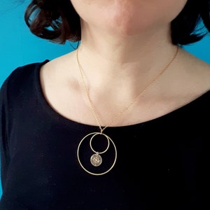 Goldene Halskette mit Kreis- und Scheibenanhänger, große goldene Ringkette, minimalistische grafische Halskette, Geschenk für Frauen