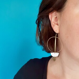 Witte creolen, geometrische creolen in brons en wit emaille, grote witte geometrische oorbellen, kerstcadeau voor vrouwen