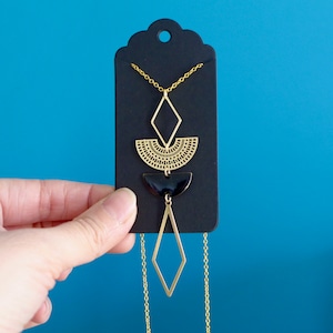 Collana sautoir grafica Art Déco in acciaio inossidabile placcato oro e smalto nero, lunga collana geometrica oro-nero, gioielli di design placcati oro, regalo da donna per lei