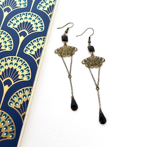 Lange und dünne Jugendstil-Ohrringe, elegante Ohrringe aus bronzefarbenem Messing und schwarzem Emaille, Retro-Vintage-Ohrringe der 1920er Jahre