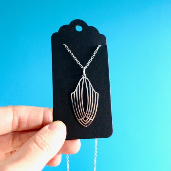 Collier ovale rayé graphique Art Déco en laiton argenté, pendentif géométrique argent, collier moderne contemporain argenté, cadeau noel